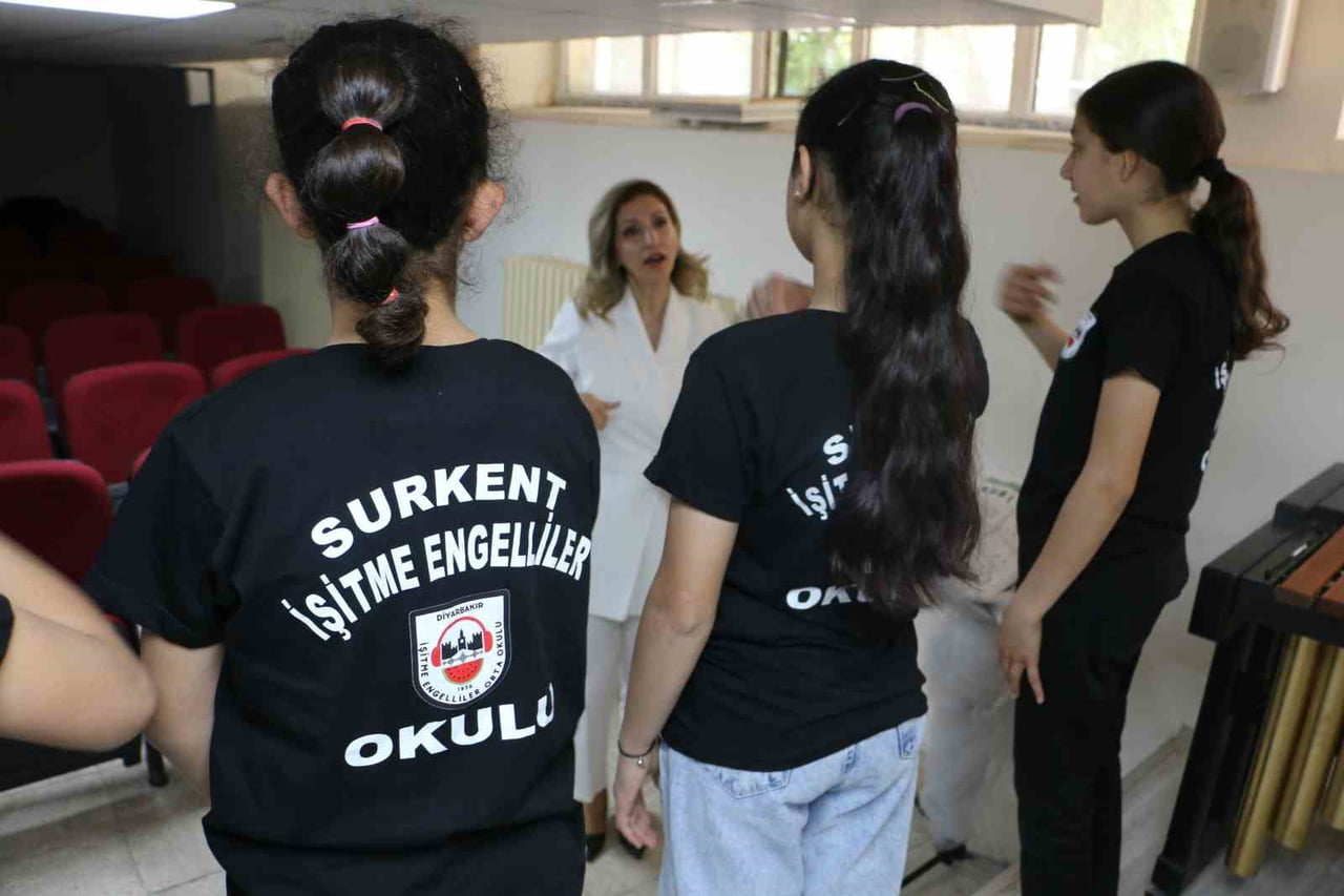 DİYARBAKIR’DA 25 YILLIK MÜZİK ÖĞRETMENİ ÖZGÜL KANBAL’IN İŞİTME ENGELLİ ÖĞRENCİLERİYLE HAZIRLADIĞI...