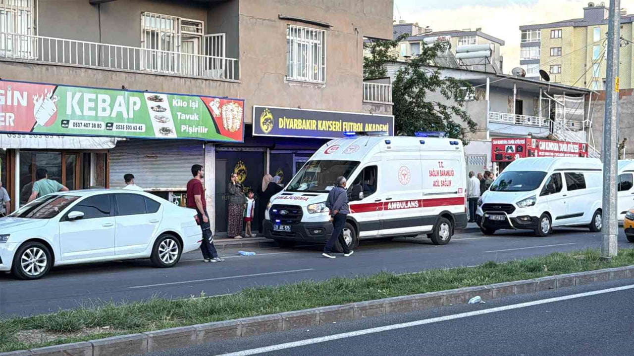 DİYARBAKIR’DA BİR KİŞİ, EVİN BAHÇESİNDE BULUNAN AĞACA ASILI HALDE ÖLÜ BULUNDU.