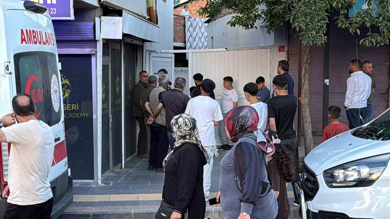 DİYARBAKIR’DA BİR KİŞİ, EVİN BAHÇESİNDE BULUNAN AĞACA ASILI HALDE ÖLÜ BULUNDU.