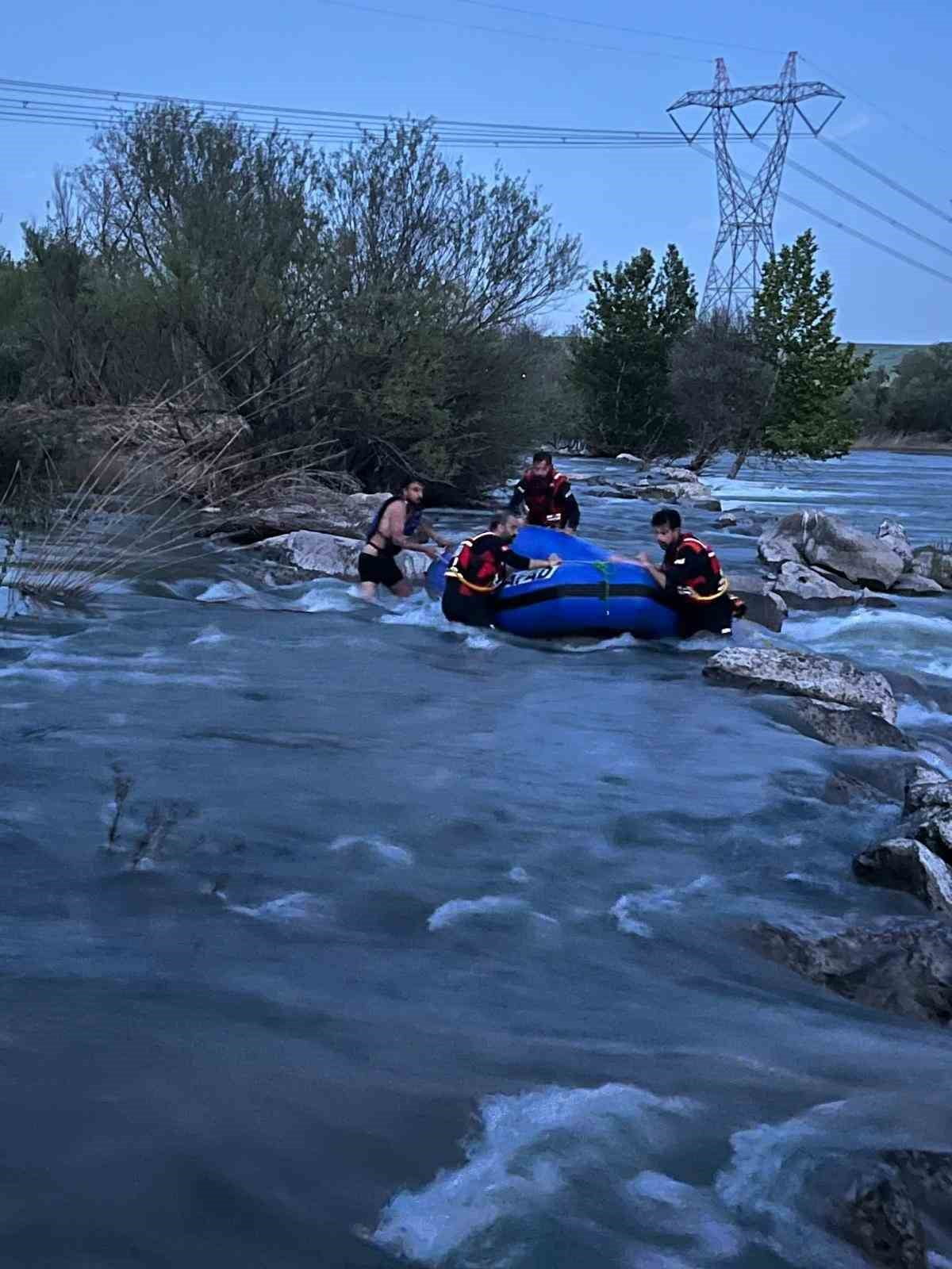DİYARBAKIR’DA DİCLE NEHRİ’NDE SU SEVİYESİNİN YÜKSELMESİ SONUCU MAHSUR KALAN 24 YAŞINDAKİ GENÇ...