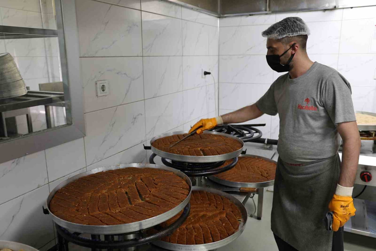 DİYARBAKIR’DA KURBAN BAYRAMI İÇİN BAŞTA TESCİLLİ ÜRÜN KADAYIF VE SOĞUK BAKLAVAYA YOĞUN TALEP...