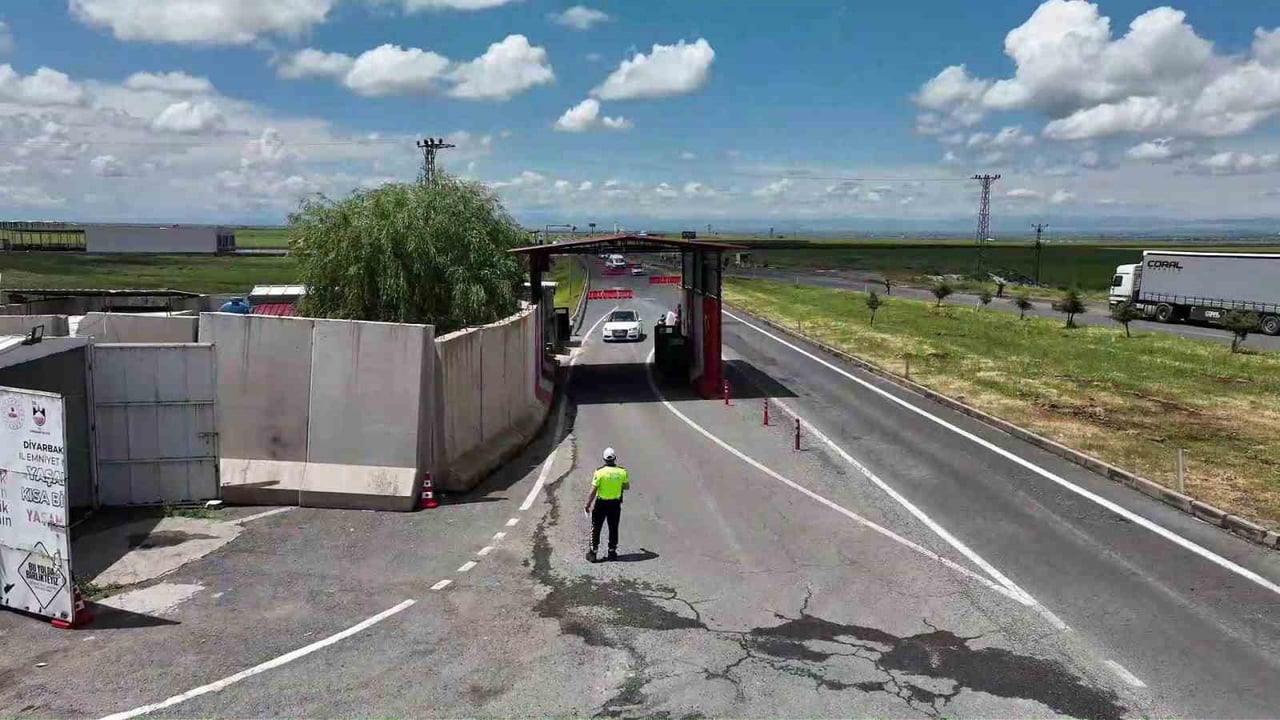 DİYARBAKIR’DA POLİS EKİPLERİ BAYRAM ÖNCESİ DENETİMLERİNİ SIKLAŞTIRDI.