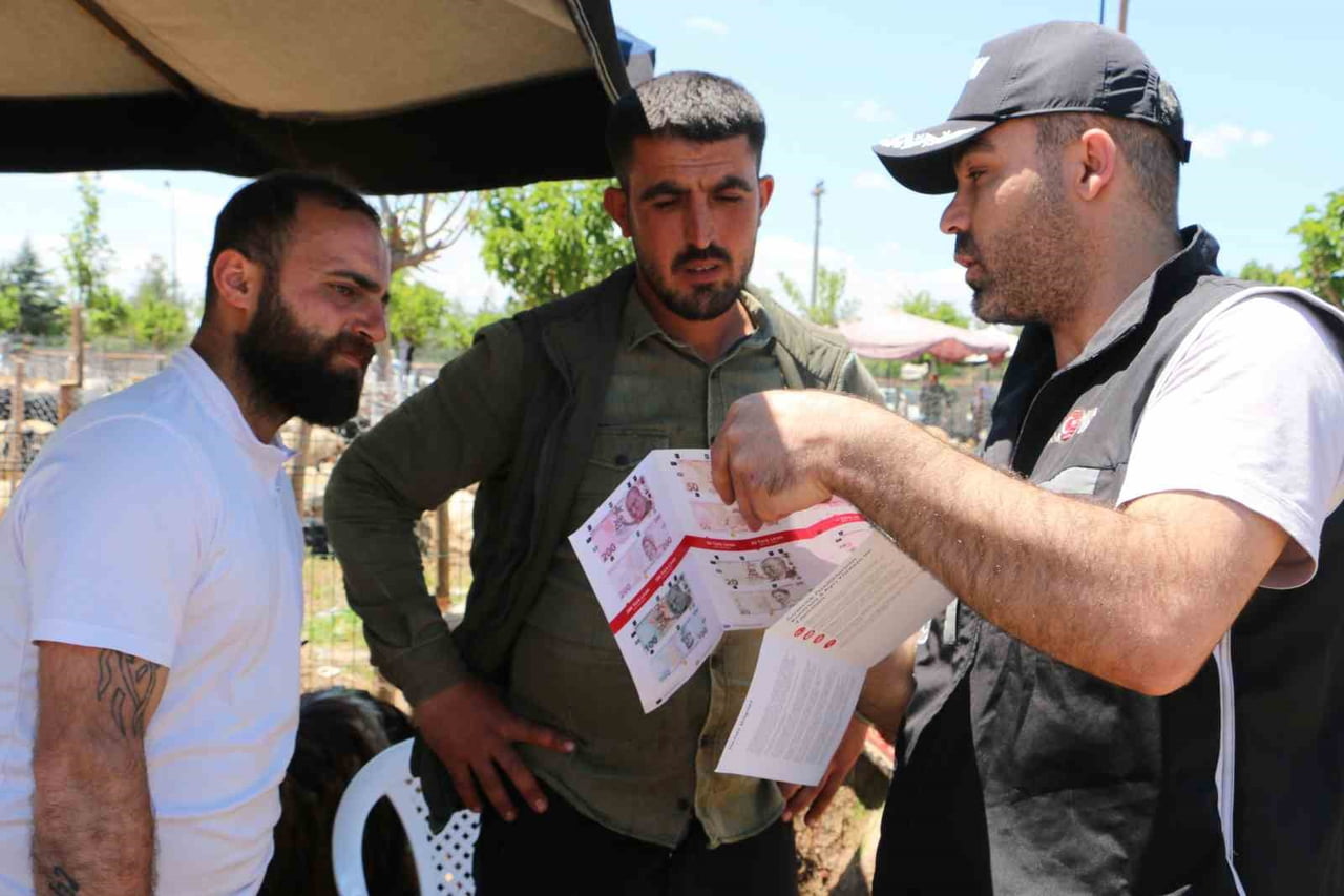 DİYARBAKIR’DA POLİS EKİPLERİ, KURBAN BAYRAMI ÖNCESİ HAYVAN PAZARLARINDA FAALİYET GÖSTEREN...