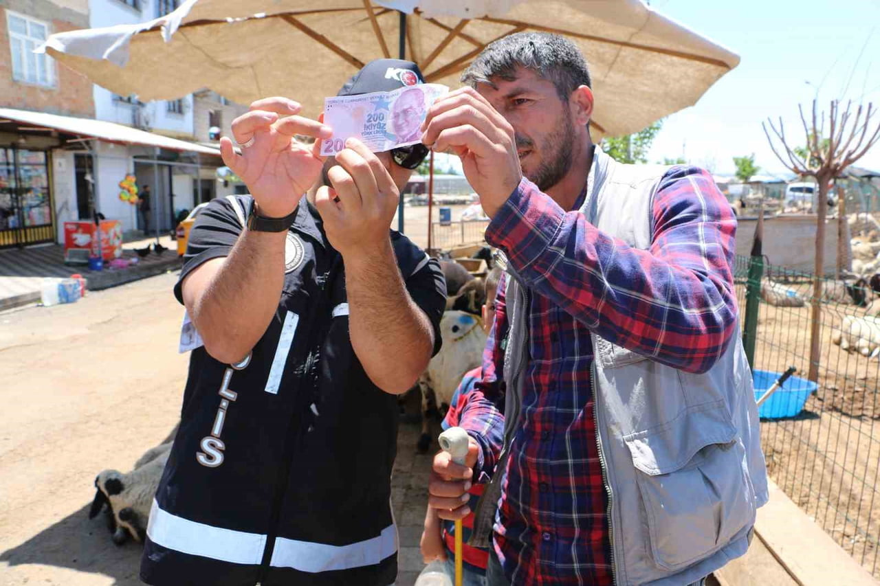 DİYARBAKIR’DA POLİS EKİPLERİ, KURBAN BAYRAMI ÖNCESİ HAYVAN PAZARLARINDA FAALİYET GÖSTEREN...