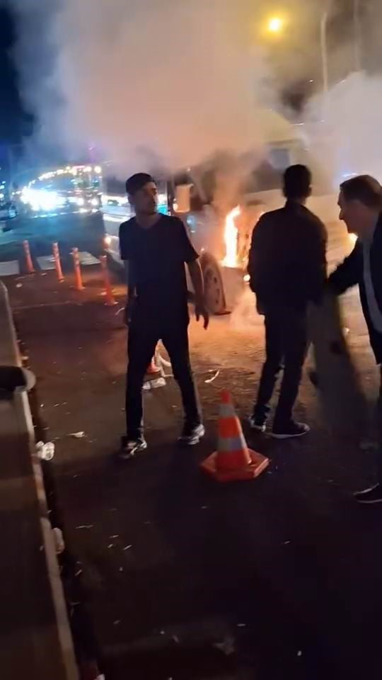 DİYARBAKIR’DA ŞEHİR İÇİ YOLCU TAŞIMACILIĞI YAPAN MİNİBÜSTE ÇIKAN YANGIN PANİĞE NEDEN...