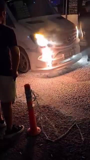 DİYARBAKIR’DA ŞEHİR İÇİ YOLCU TAŞIMACILIĞI YAPAN MİNİBÜSTE ÇIKAN YANGIN PANİĞE NEDEN...
