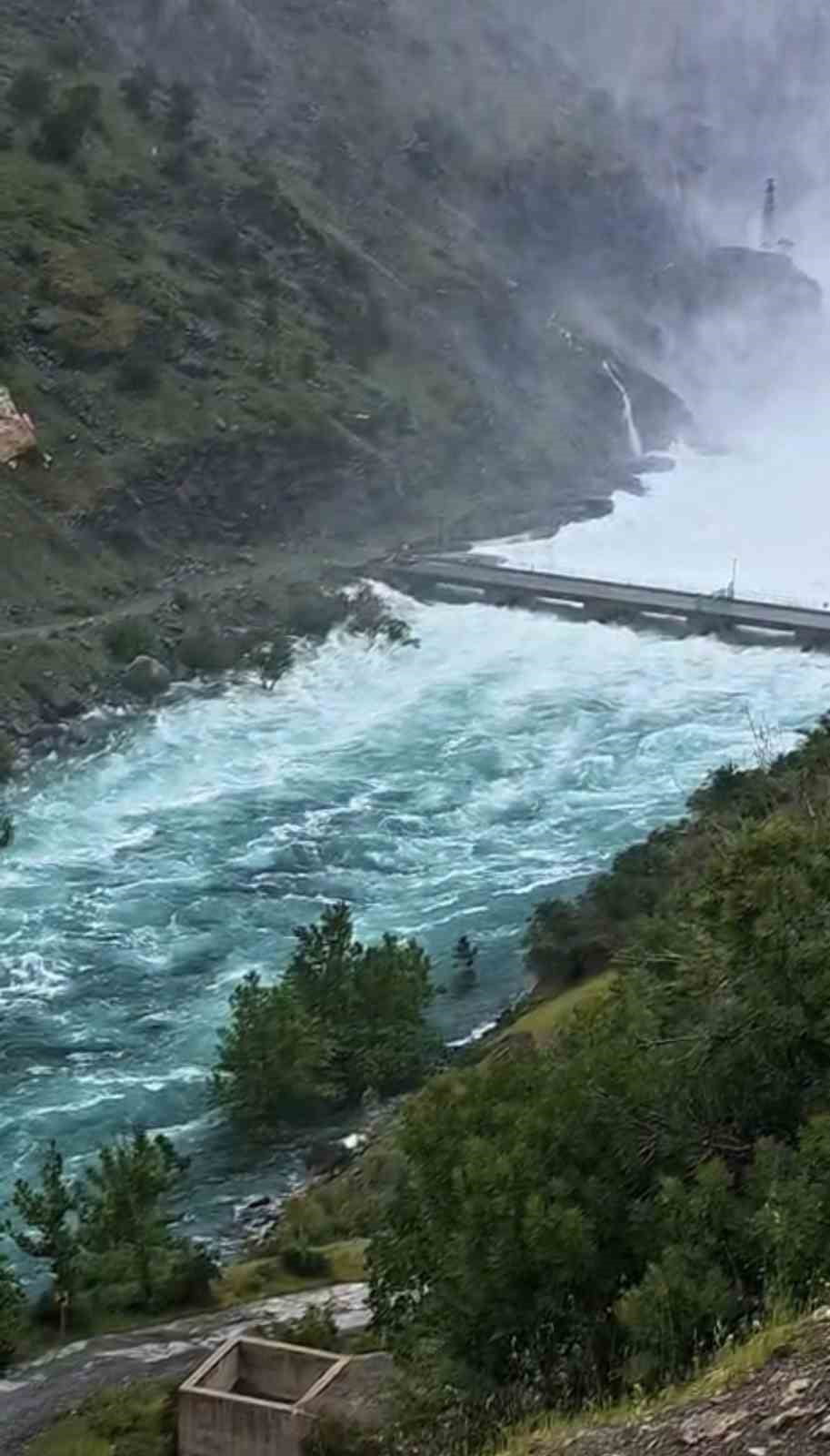 DİYARBAKIR İLE MALATYA İLLERİNİ BİRBİRİNE BAĞLAYAN, ÇÜNGÜŞ İLÇESİNDE KARAKAYA BARAJININ ALT...