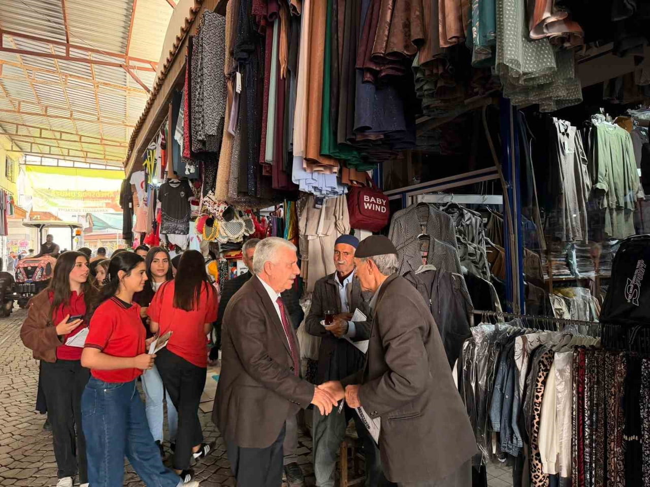 DİYARBAKIR’IN ÇERMİK İLÇE BELEDİYE BAŞKANI ŞEHMUS KARAMEHMETOĞLU, VATANDAŞLARI BROŞÜR DAĞITARAK...