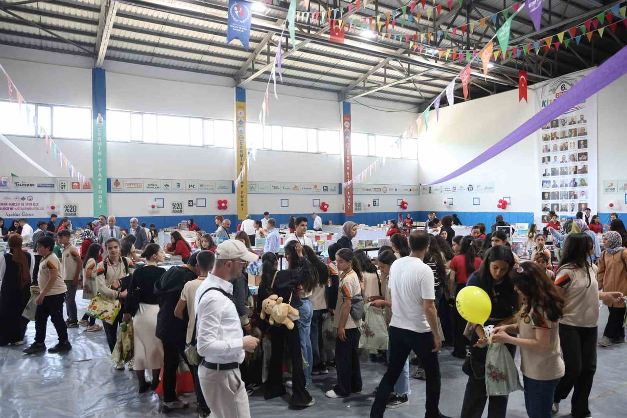 DİYARBAKIR’IN ÇERMİK İLÇESİNDE 45 YAZAR, 107 YAYINEVİ VE 350 BİN ESERİN YER ALDIĞI 6.’SI...