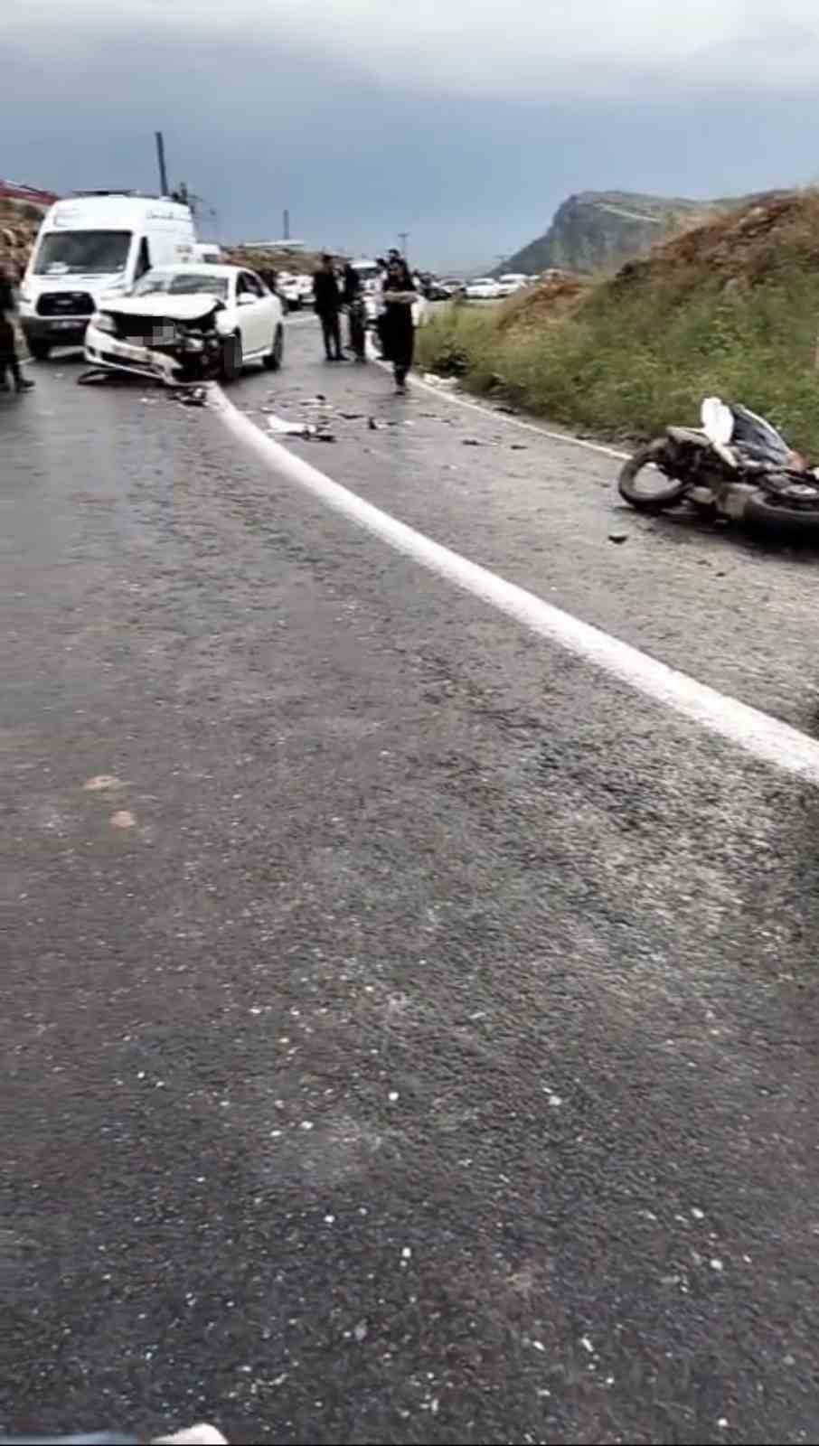 DİYARBAKIR’IN ÇERMİK İLÇESİNDE OTOMOBİL İLE MOTOSİKLET KAFA KAFAYA ÇARPIŞTI. KAZADA MOTOSİKLET...