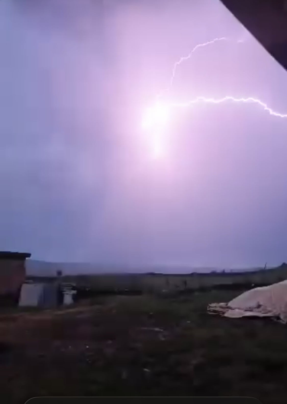 DİYARBAKIR’IN ÇERMİK İLÇESİNDE SAĞANAK YAĞIŞ ETKİSİNİ DEVAM ETTİRİRKEN ÇAKAN ŞİMŞEKLER GECEYİ...