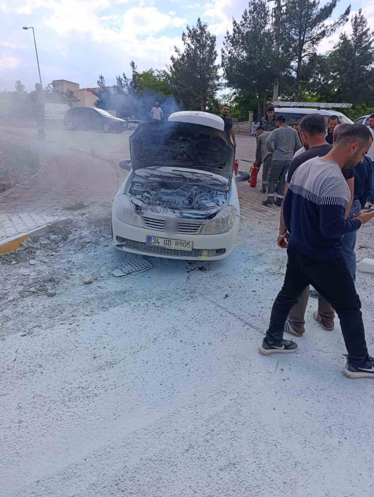 DİYARBAKIR’IN ÇINAR İLÇESİNDE SEYİR HALİNDEKİ OTOMOBİLDE ÇIKAN YANGININ ARTINDAN ARAÇ KULLANILAMAZ...