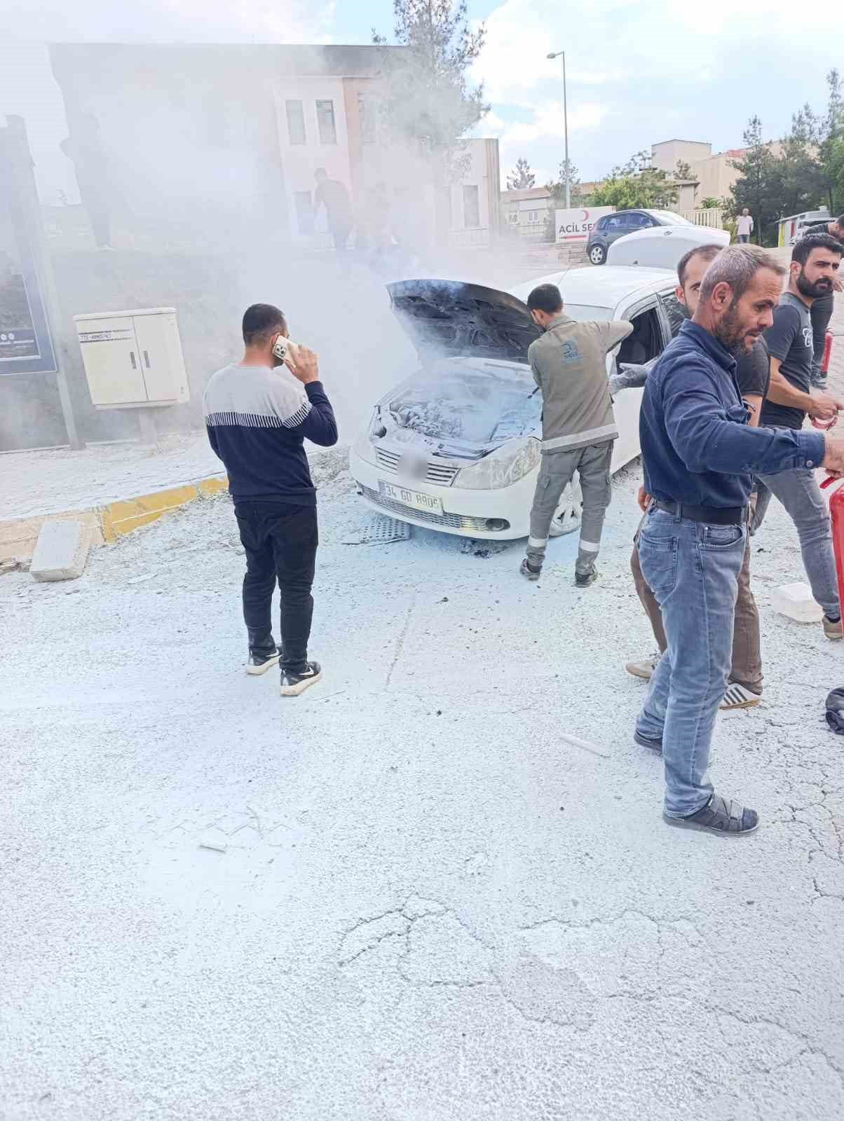 DİYARBAKIR’IN ÇINAR İLÇESİNDE SEYİR HALİNDEKİ OTOMOBİLDE ÇIKAN YANGININ ARTINDAN ARAÇ KULLANILAMAZ...
