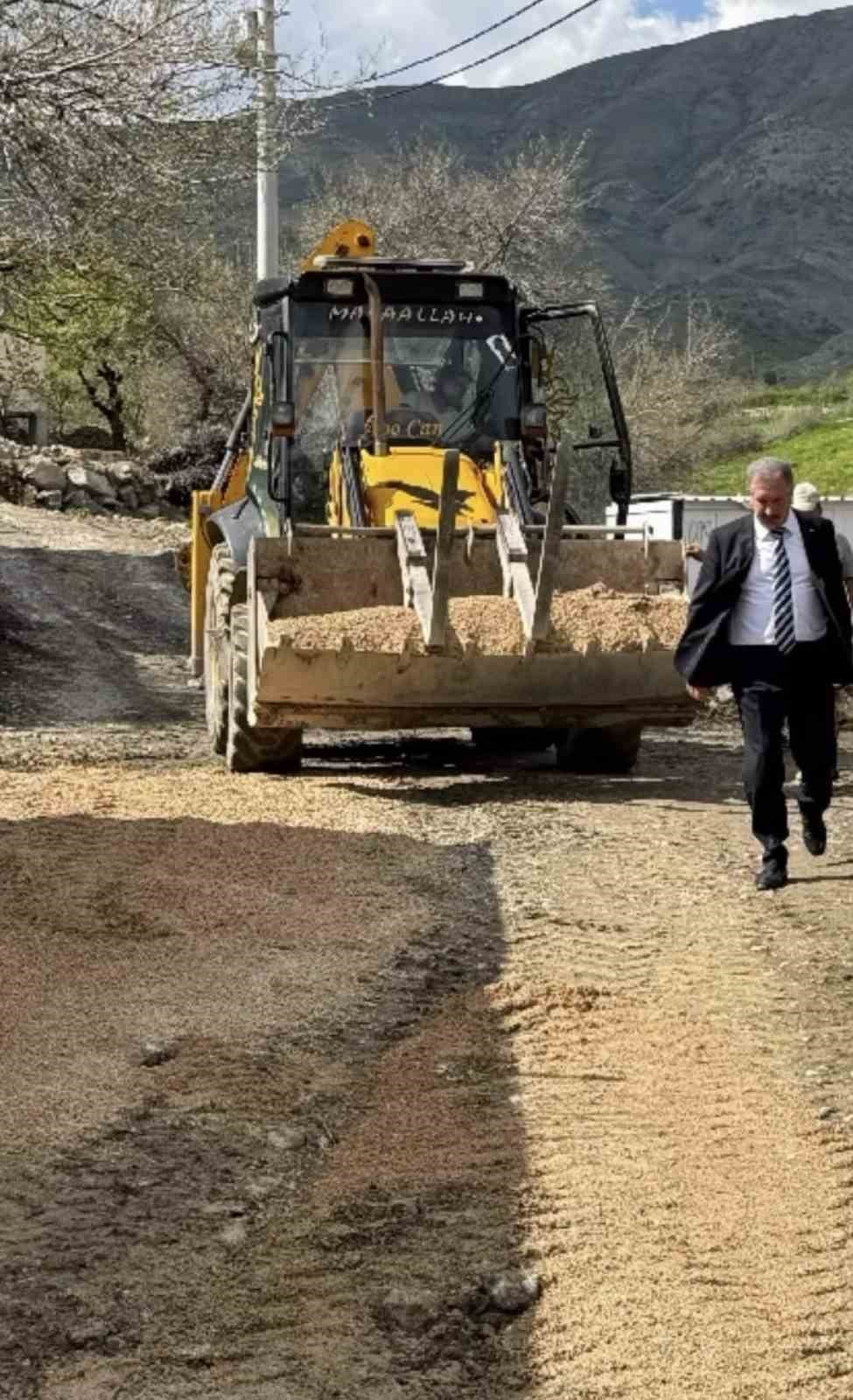 DİYARBAKIR’IN ÇÜNGÜŞ İLÇE BELEDİYESİ TARAFINDAN, KENTTE YOL YAPIM ÇALIŞMALARI ARALIKSIZ DEVAM...