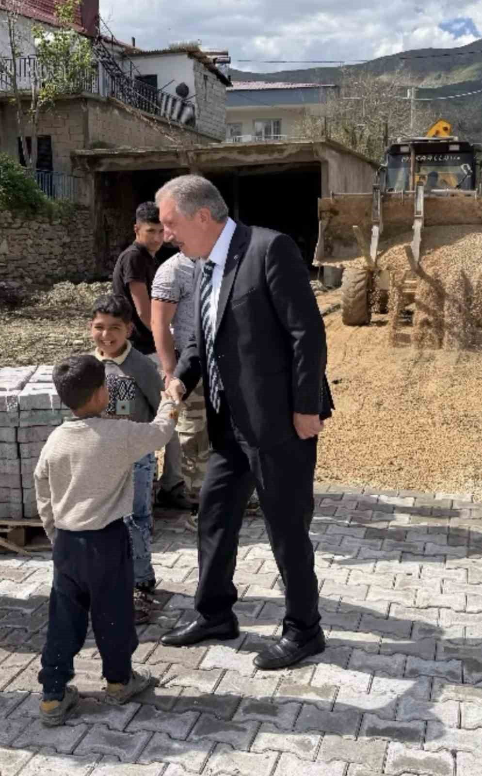 DİYARBAKIR’IN ÇÜNGÜŞ İLÇE BELEDİYESİ TARAFINDAN, KENTTE YOL YAPIM ÇALIŞMALARI ARALIKSIZ DEVAM...