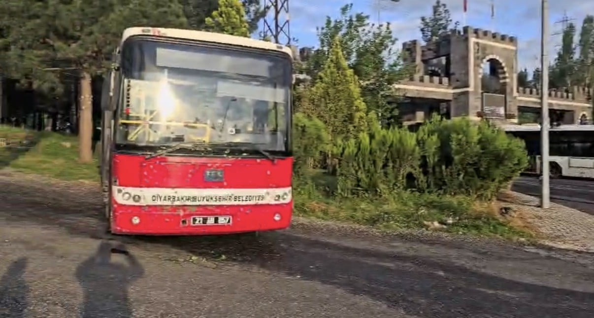 DİYARBAKIR’IN MERKEZ SUR İLÇESİNDE FRENİ PATLAYAN HALK OTOBÜSÜ REFÜJDE DURABİLDİ.