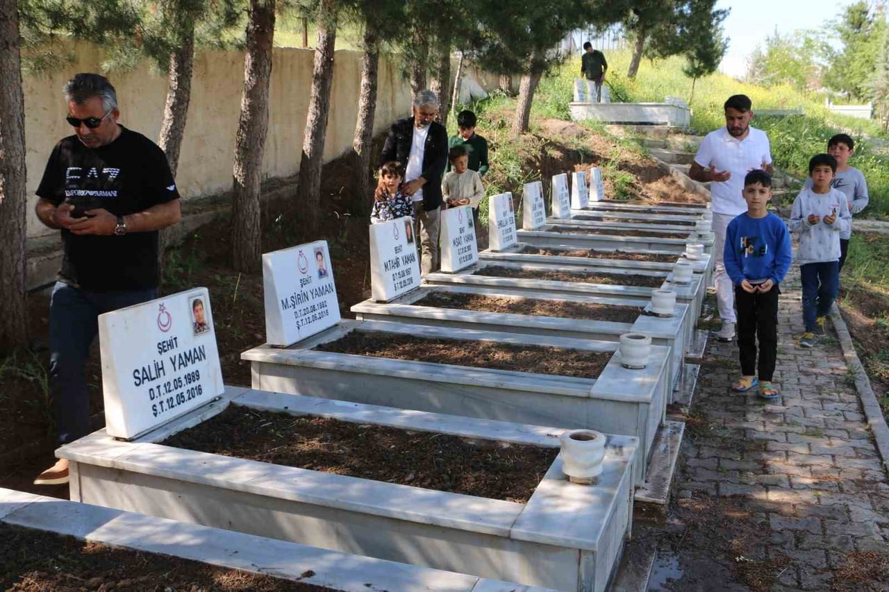 DİYARBAKIR’IN SUR İLÇESİNE BAĞLI DÜRÜMLÜ MEZRASINDA TERÖR ÖRGÜTÜ PKK MENSUPLARINCA KAMYONA...