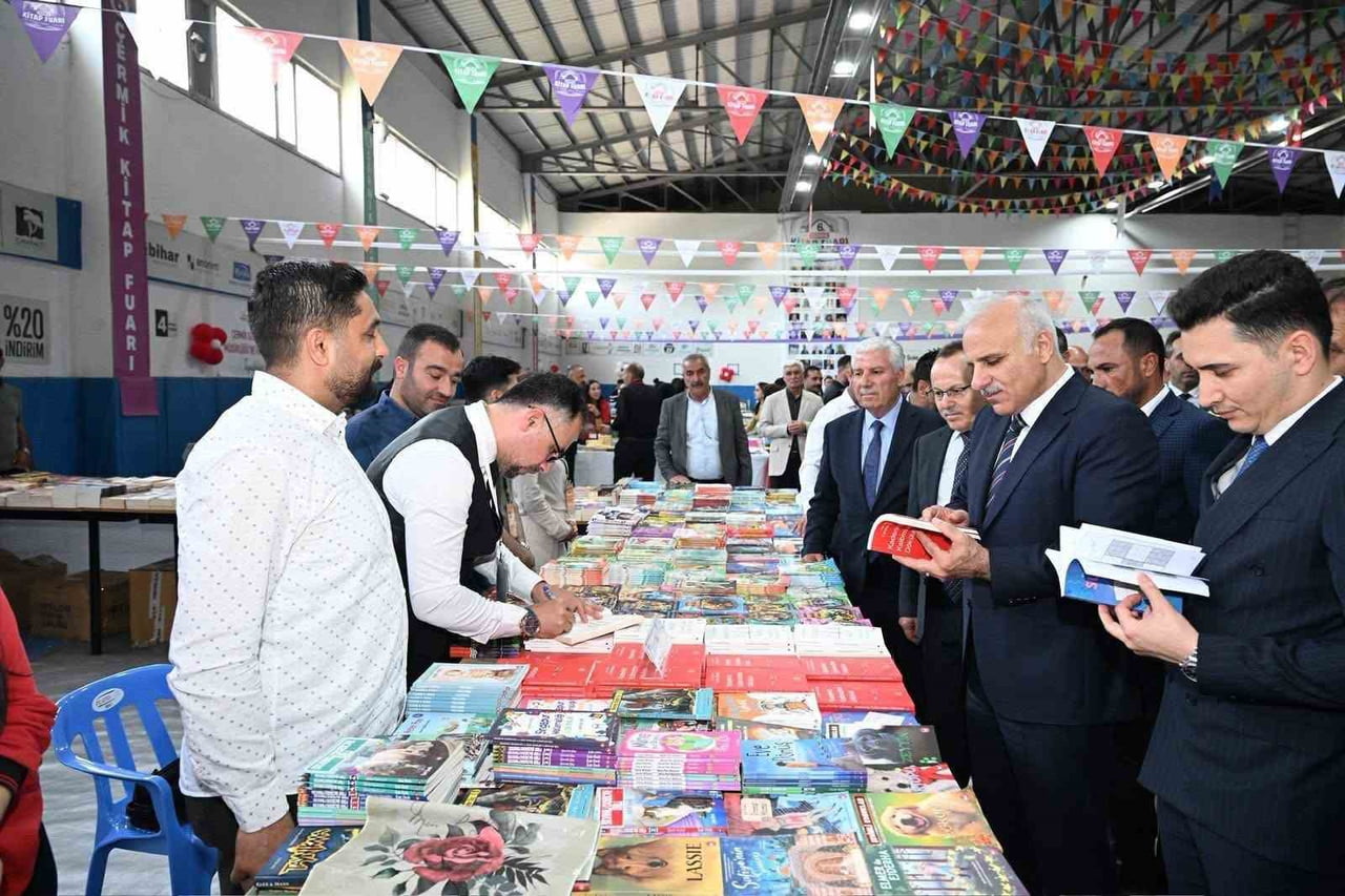 DİYARBAKIR VALİSİ MURAT ZORLUOĞLU, BERABERİNDEKİ HEYETLE ÇERMİK 6. KİTAP FUARI KÜLTÜR VE SANAT ...