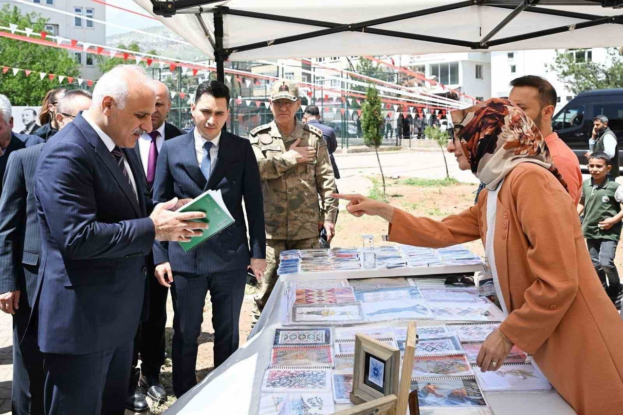 DİYARBAKIR VALİSİ MURAT ZORLUOĞLU, BERABERİNDEKİ HEYETLE ÇERMİK 6. KİTAP FUARI KÜLTÜR VE SANAT ...