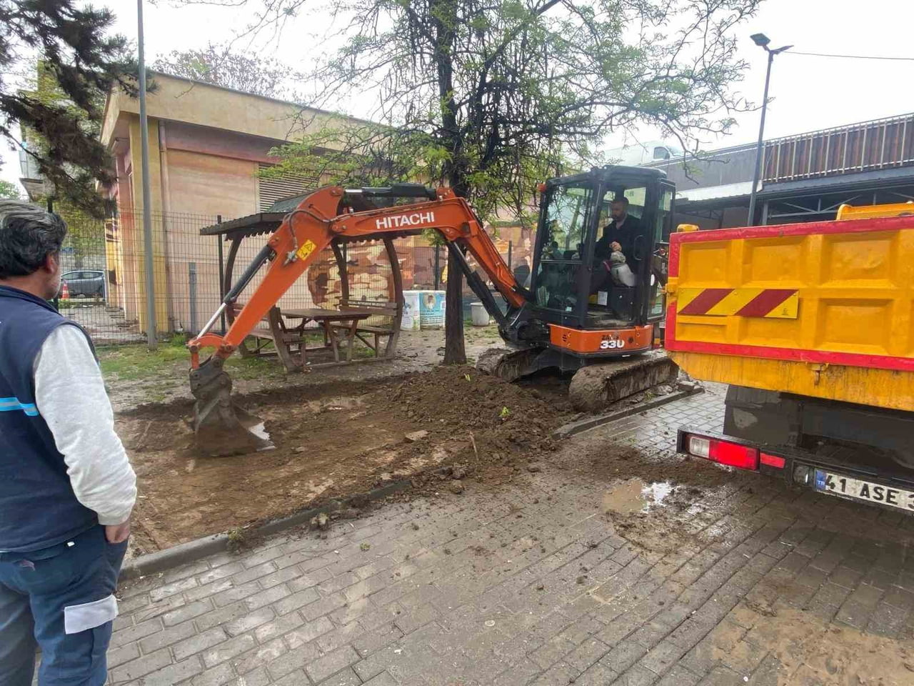 DOĞUKIŞLA PAZAR ALANI’NDA BAŞLATILAN ZEMİN DÜZENLEME ÇALIŞMALARIYLA ÇAMUR VE SU BİRİKİNTİSİ SORUNU...