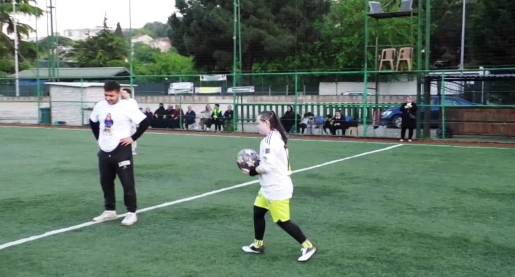 DOWN SENDROMLU MELİSA’NIN HALI SAHA HAYALİ GERÇEK OLDU