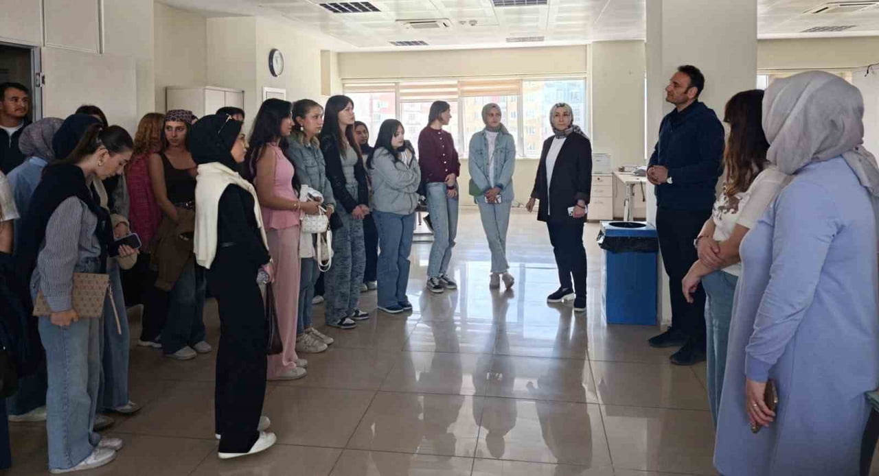 DPÜ DOMANİÇ MYO ÖĞRENCİLERİNDEN SGK’YA SOSYAL GÜVENLİK HAFTASI ZİYARETİ