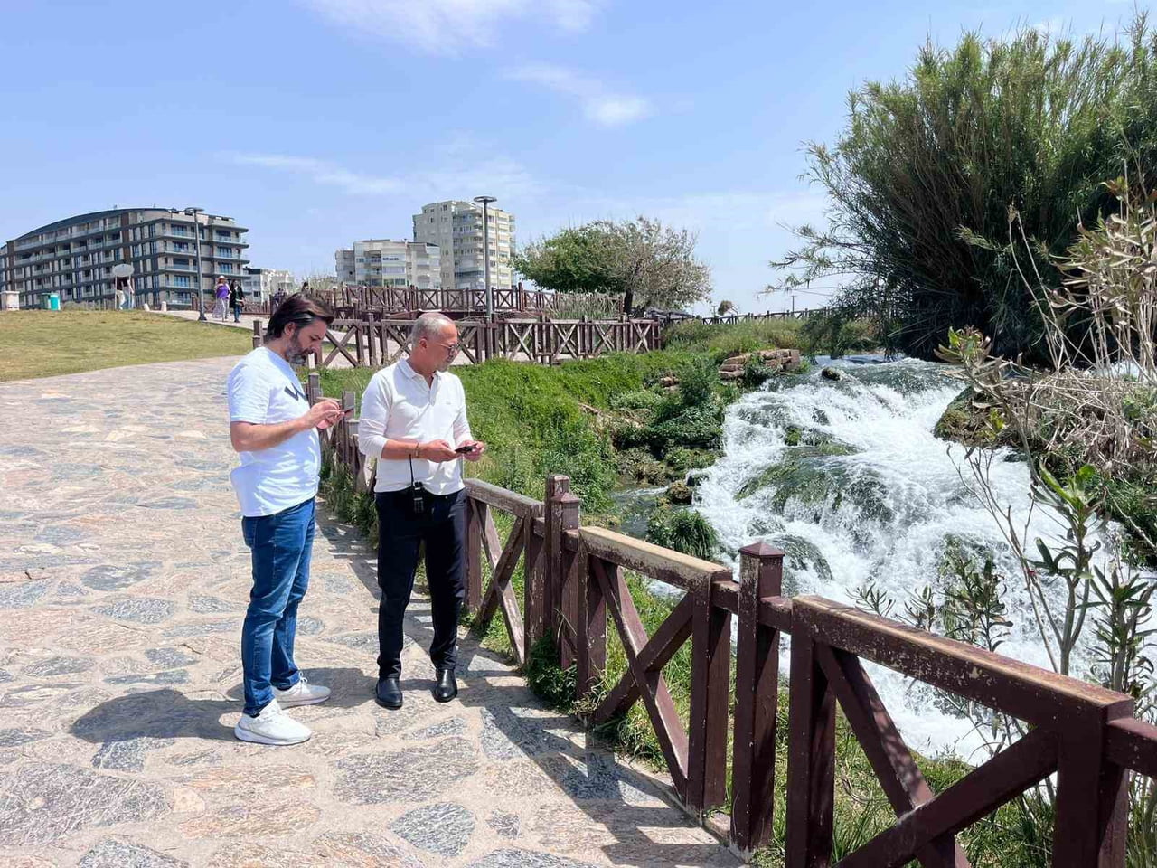 DÜDEN ŞELALESİ'NİN DENİZLE BULUŞTUĞU 40 METRELİK FALEZLERDEN DÜŞEN 29 YAŞINDAKİ ABD UYRUKLU TURİST...