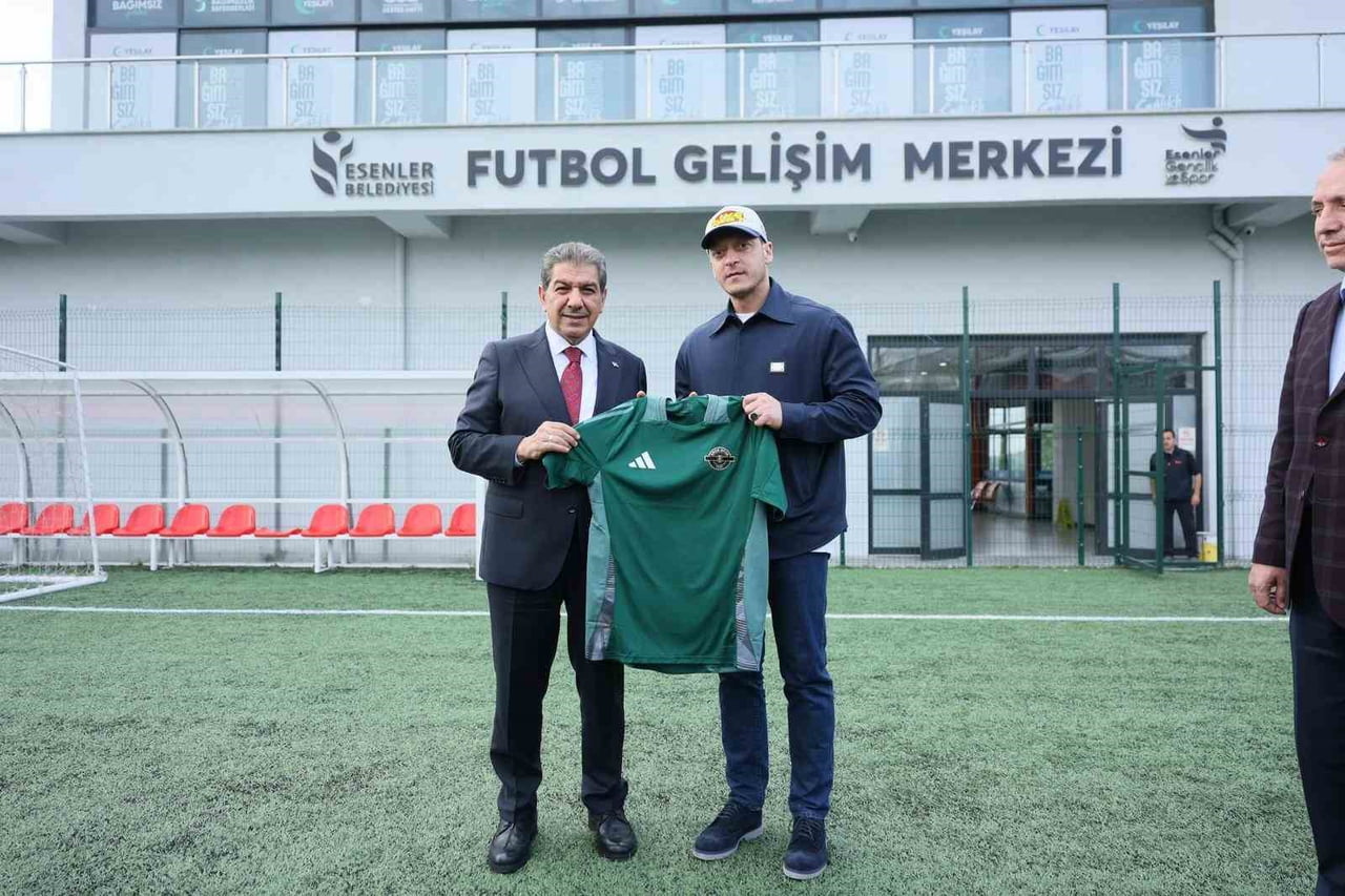 DÜNYACA ÜNLÜ ESKİ FUTBOLCU VE AK PARTİ MKYK ÜYESİ MESUT ÖZİL, ESENLER BELEDİYE BAŞKANI M. TEVFİK...