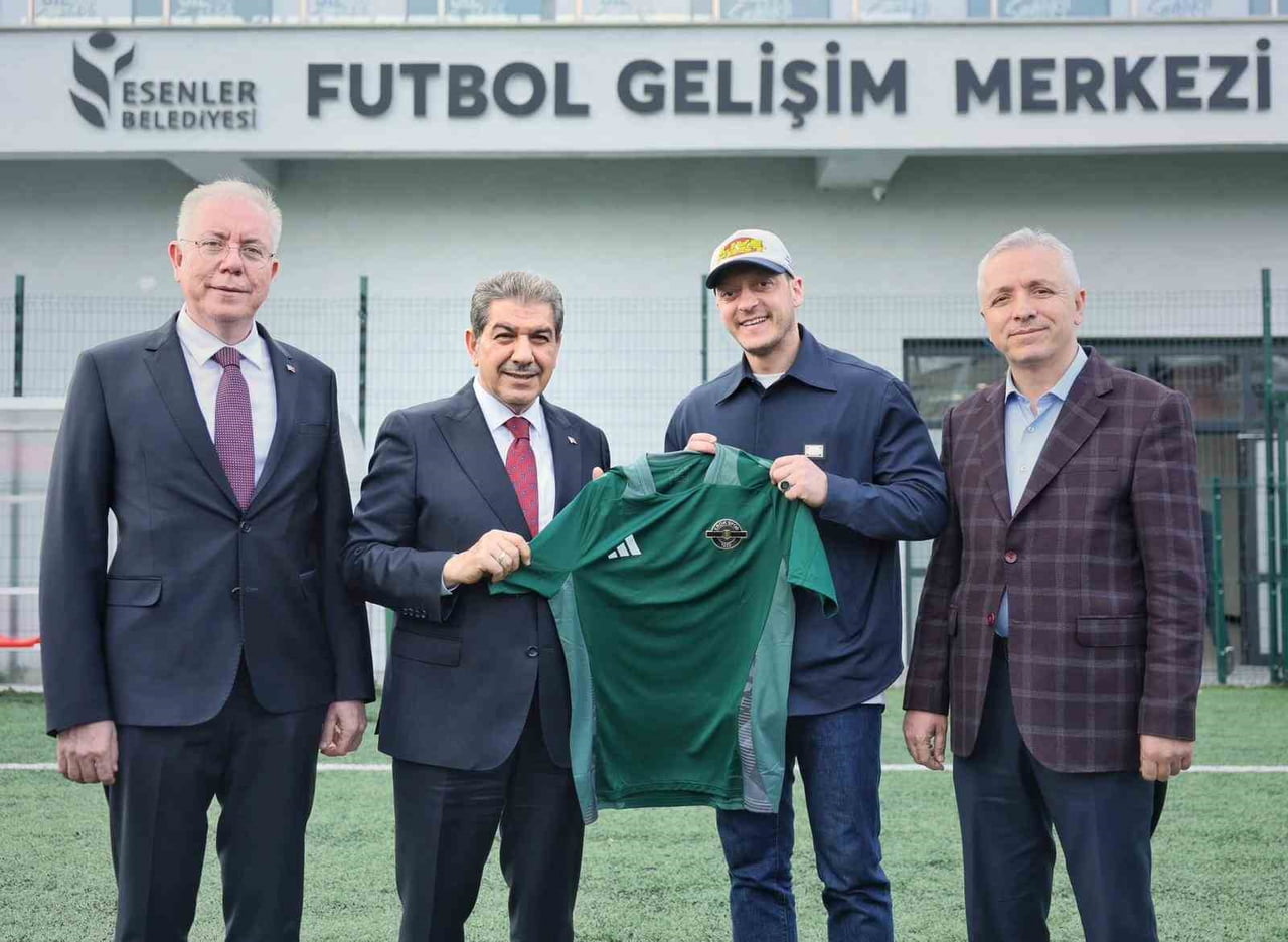 DÜNYACA ÜNLÜ ESKİ FUTBOLCU VE AK PARTİ MKYK ÜYESİ MESUT ÖZİL, ESENLER BELEDİYE BAŞKANI M. TEVFİK...