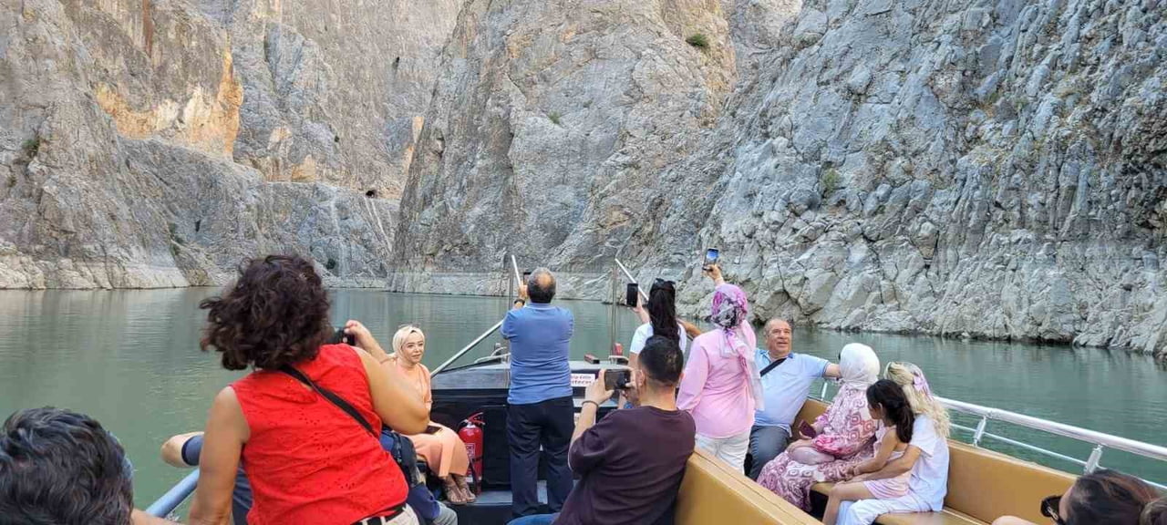DÜNYANIN İKİNCİ BÜYÜK KANYONUNDA TEKNE KEYFİ YAPIP DAĞ KEÇİLERİNİ İZLİYORLAR