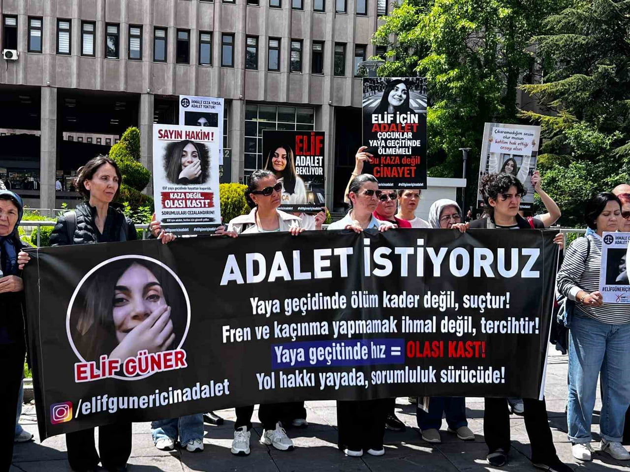 DURUŞMA ÖNCESİ ADLİYE ÖNÜNDE BİR ARAYA GELEN VATANDAŞLAR VE ÇEŞİTLİ SİVİL TOPLUM KURULUŞLARI...