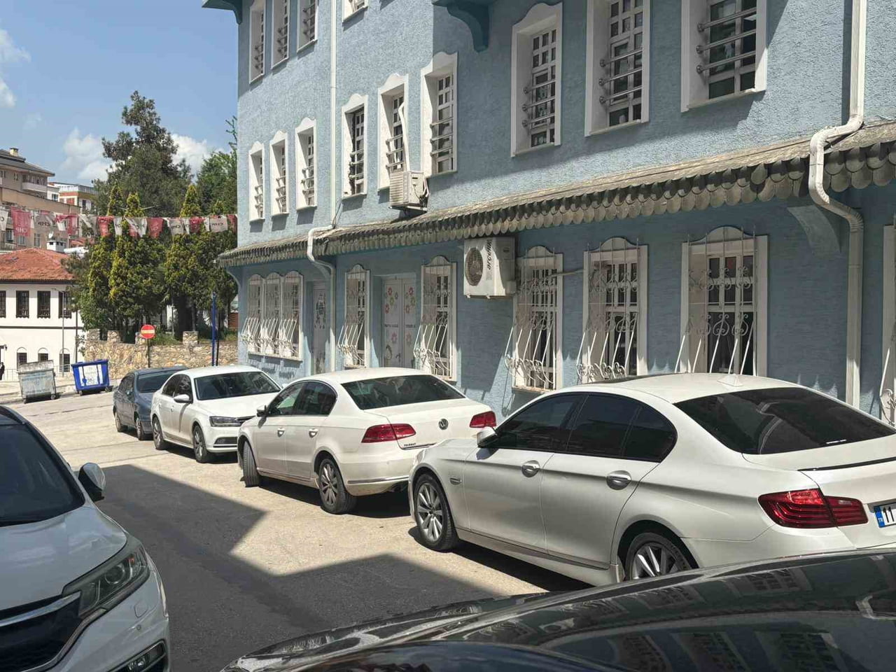 DUYARSIZ SÜRÜCÜLER DİĞER SÜRÜCÜLERİ ÇİLEDEN ÇIKARIYOR