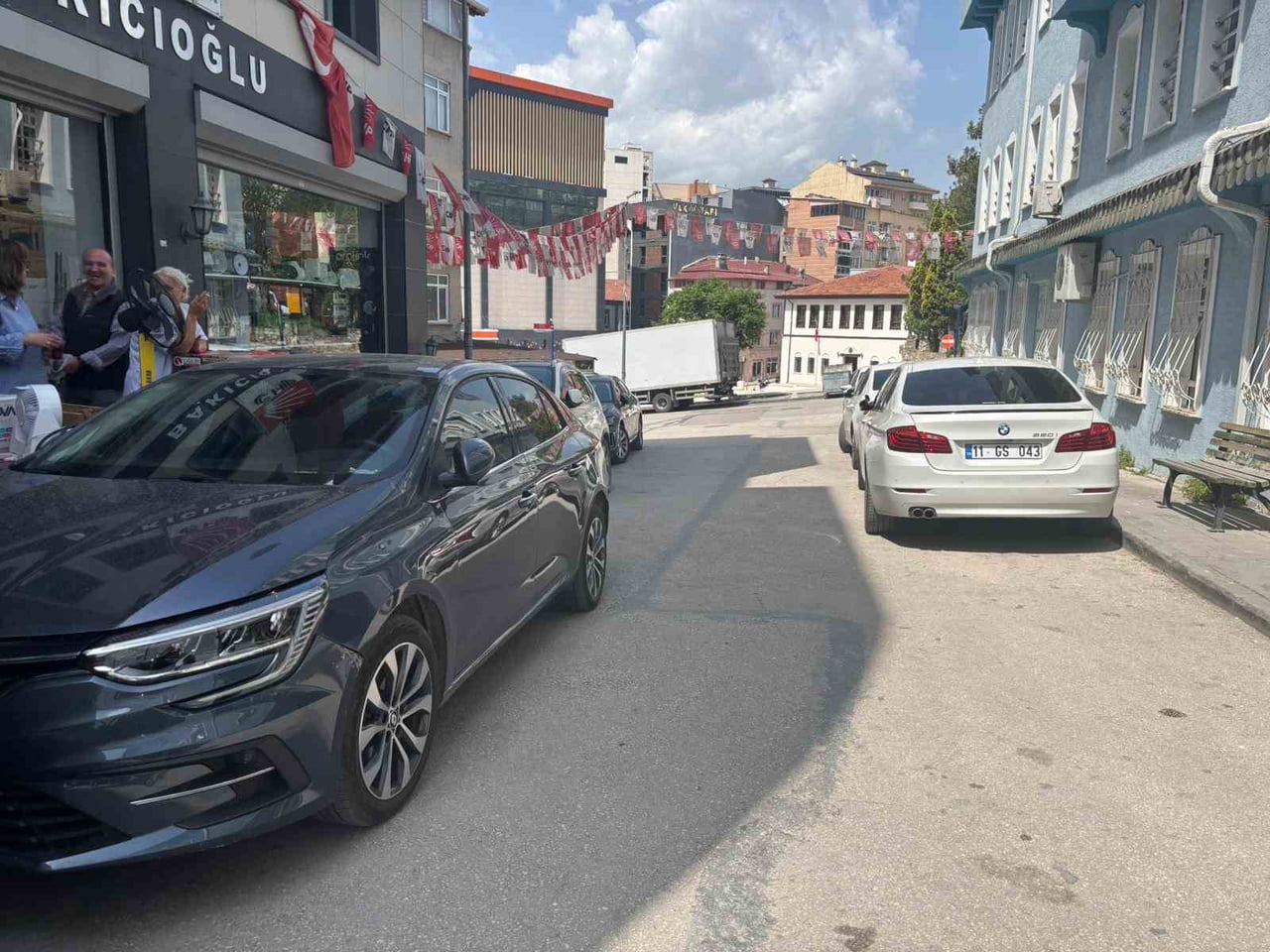 DUYARSIZ SÜRÜCÜLER DİĞER SÜRÜCÜLERİ ÇİLEDEN ÇIKARIYOR