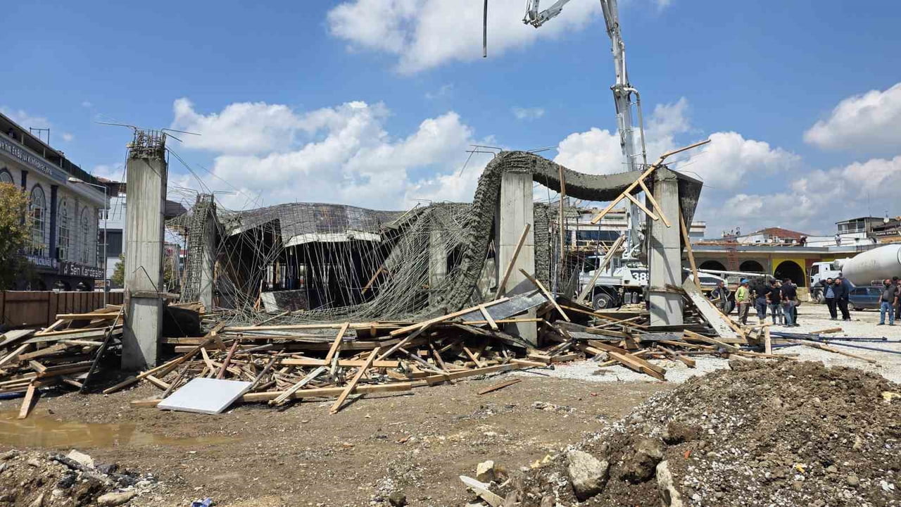 DÜZCE'DE CEDİDİYE KENT ESTETİĞİ PROJESİNİN 2. ETAP İNŞAATI SIRASINDA BETON DÖKÜLÜRKEN KALIP...