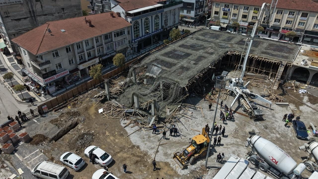 DÜZCE'DE CEDİDİYE KENT ESTETİĞİ PROJESİNİN 2. ETAP İNŞAATI SIRASINDA BETON DÖKÜLÜRKEN KALIP...