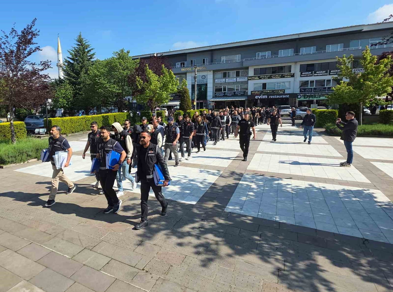 DÜZCE'DE MESLEK LİSESİNDE OKUYAN ÖĞRENCİLERİ STAJ YAPIYOR GİBİ GÖSTEREREK 72 ÖĞRENCİ ÜZERİNDEN...