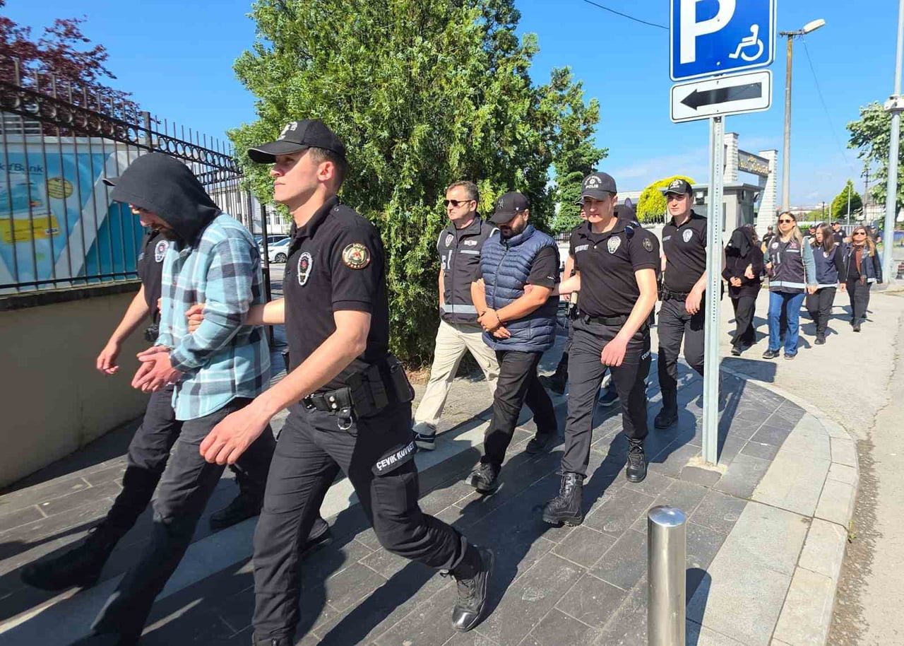 DÜZCE'DE MESLEK LİSESİNDE OKUYAN ÖĞRENCİLERİ STAJ YAPIYOR GİBİ GÖSTEREREK 72 ÖĞRENCİ ÜZERİNDEN...