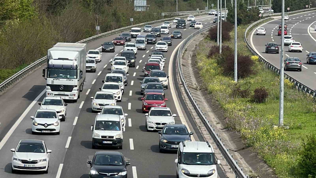 DÜZCE'DE TRAFİĞE KAYITLI ARAÇ SAYISI NİSAN 2026 SONU İTİBARIYLA 164 BİN 556 OLDU.