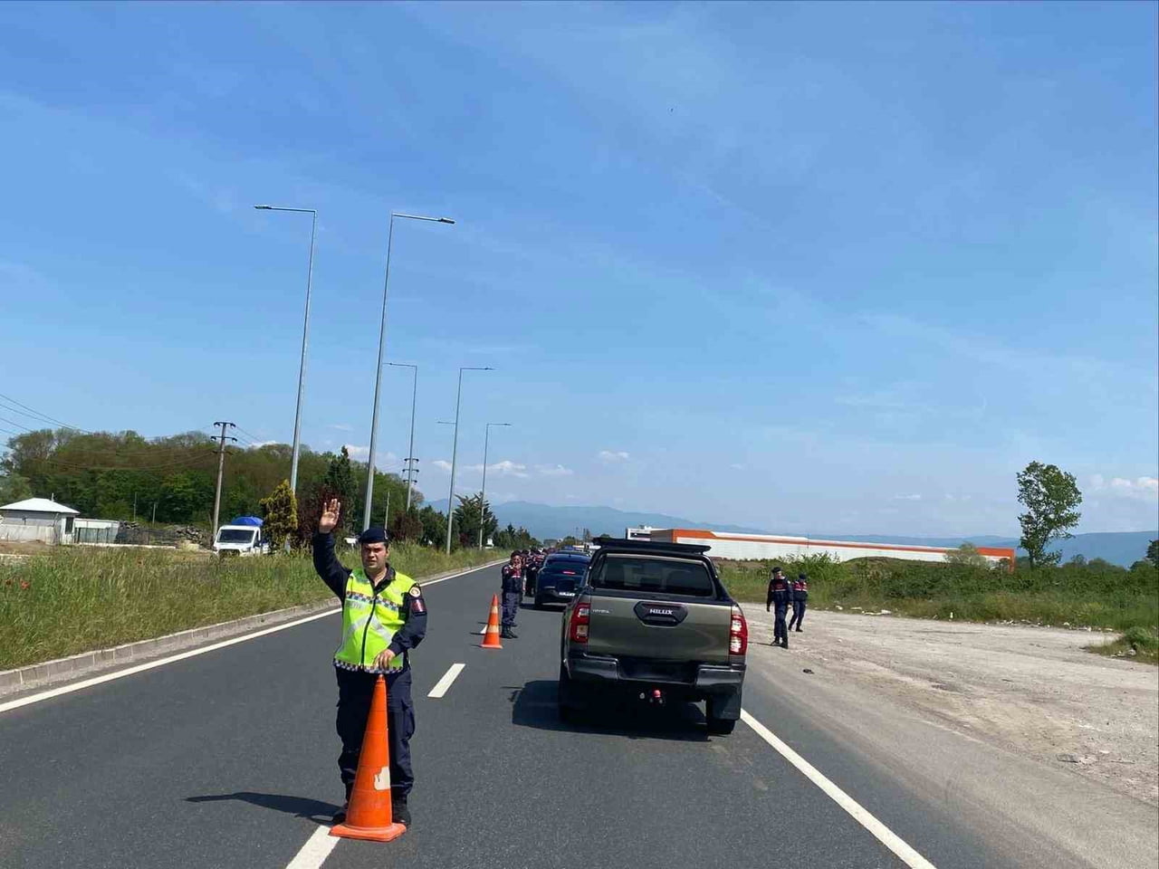 DÜZCE'DE TRAFİK DENETİMİ YAPAN POLİS VE JANDARMA EKİPLERİ KURAL TANIMAYAN SÜRÜCÜLERE GEÇİT...