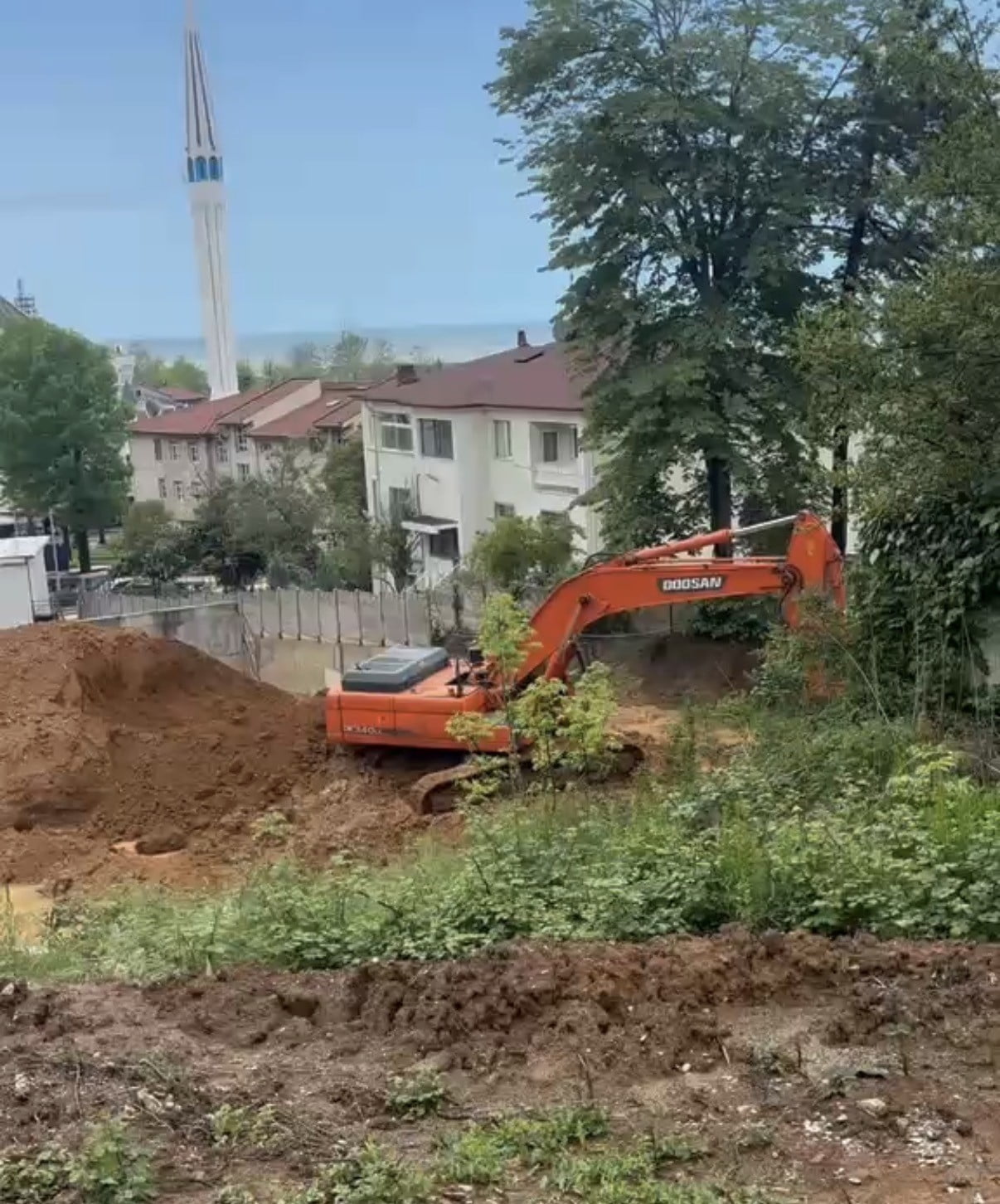 DÜZCE'NİN AKÇAKOCA İLÇESİNDE İNŞAAT ALANINDA MEYDANA GELEN TOPRAK KAYMASI NEDENİYLE 6 KATLI...