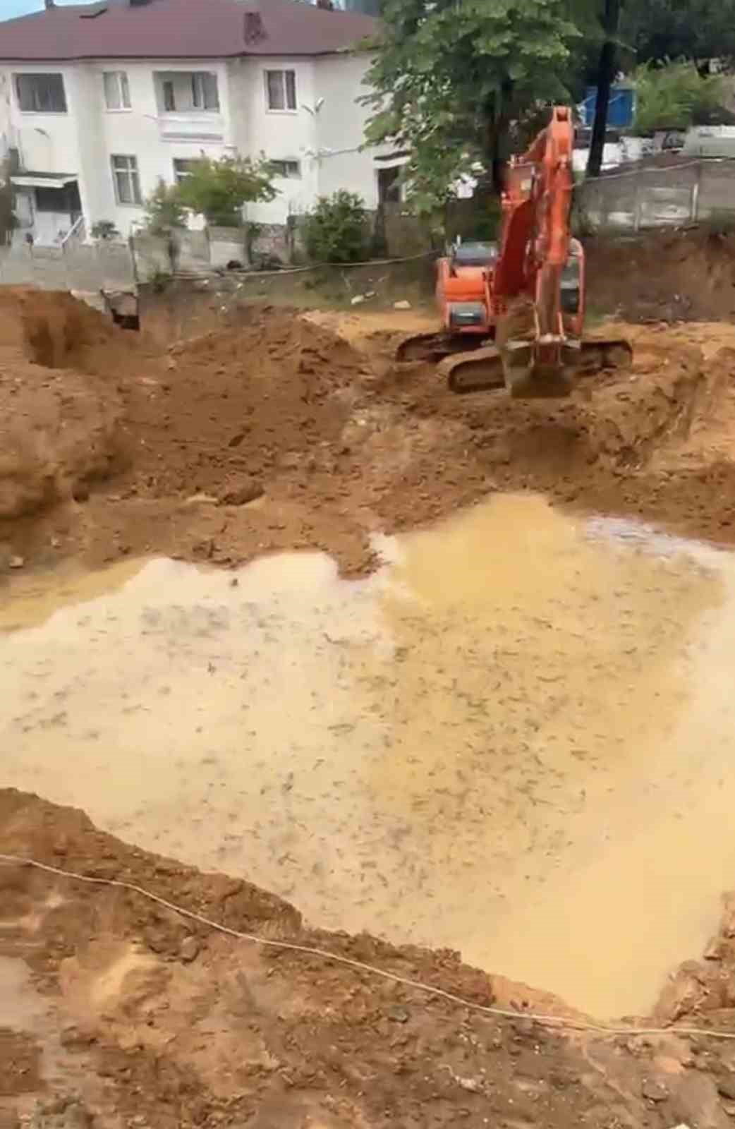 DÜZCE'NİN AKÇAKOCA İLÇESİNDE İNŞAAT ALANINDA MEYDANA GELEN TOPRAK KAYMASI NEDENİYLE 6 KATLI...