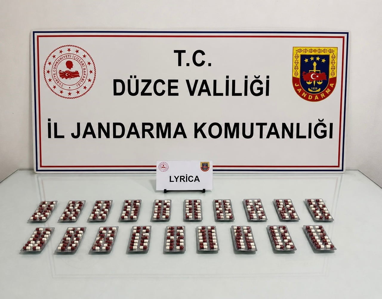 DÜZCE'NİN ÇİLİMLİ İLÇESİNDE JANDARMA EKİPLERİNCE TAKİBE ALINARAK DURDURULAN BİR ARAÇTA 266...