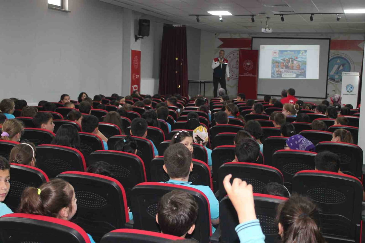 DÜZCE AZMİMİLLİ İLKOKULU’NDA ÖĞRENCİLERE YÖNELİK "SAĞLIKLI GIDAYA ERİŞİM, GIDA GÜVENLİĞİ VE...