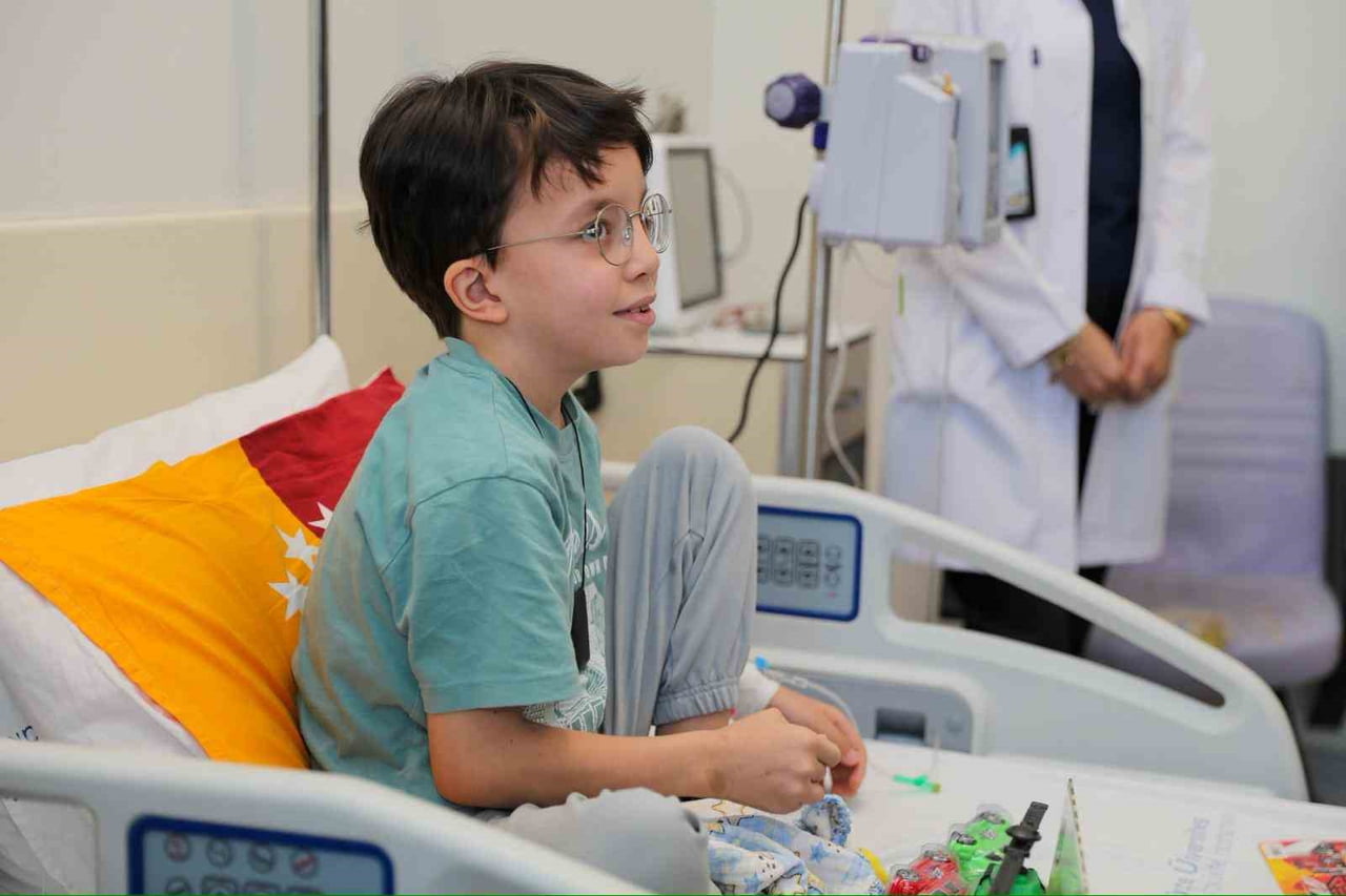 DÜZCE BELEDİYE BAŞKANI DR. FARUK ÖZLÜ, KENDİSİNE MESAJ GÖNDEREN LÖSEMİ HASTASI 9 YAŞINDAKİ BİLAL...