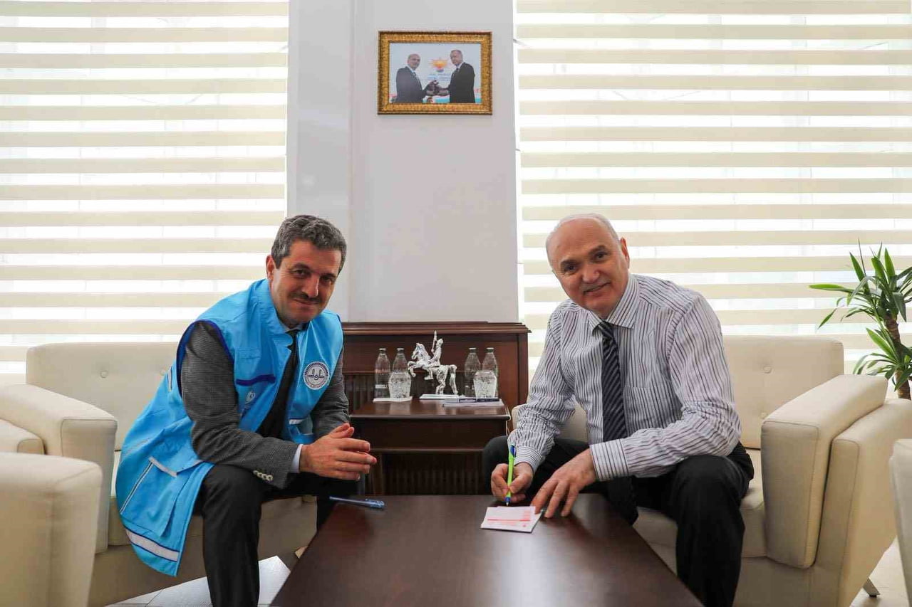 DÜZCE BELEDİYE BAŞKANI DR. FARUK ÖZLÜ, MÜFTÜS OSMAN AYDIN’I KABUL EDEREK, 2026 YILI VEKALET...