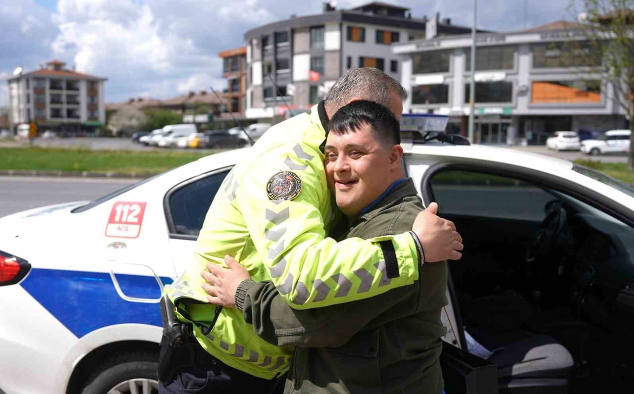 DÜZCE BELEDİYESİ, ENGELLİLER HAFTASI KAPSAMINDA BELEDİYE BÜNYESİNDE HİZMET VEREN VE DOWN SENDROMLU...