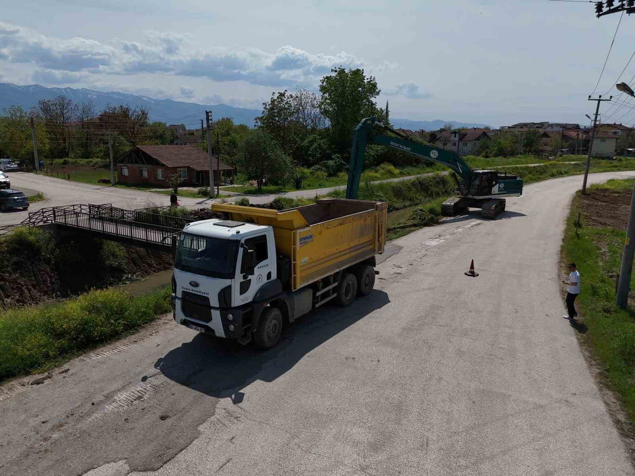 DÜZCE BELEDİYESİ İLE DEVLET SU İŞLERİ’NİN (DSİ) ORTAKLAŞA YÜRÜTTÜĞÜ ÇALIŞMALAR KAPSAMINDA, KARACA...