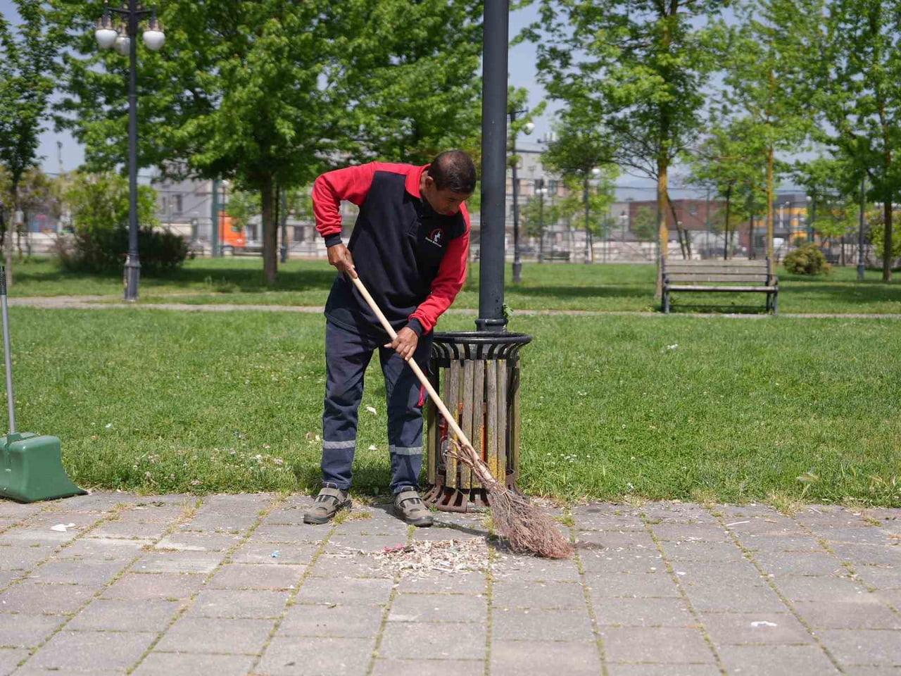 DÜZCE BELEDİYESİ, ORTAK KULLANIM ALANLARINDA VE ÖZELLİKLE PARKLARDA TEMİZLİK ÇALIŞMALARINI...