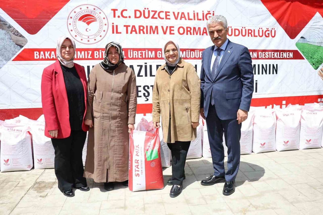 DÜZCE’DE 70 ÜRETİCİYE, TOPLAM BİN 165 DEKAR ALANDA KULLANILMAK ÜZERE 17 BİN 500 KİLOGRAM DÖRTLÜ...