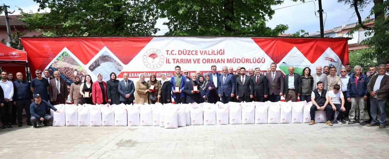 DÜZCE’DE 70 ÜRETİCİYE, TOPLAM BİN 165 DEKAR ALANDA KULLANILMAK ÜZERE 17 BİN 500 KİLOGRAM DÖRTLÜ...